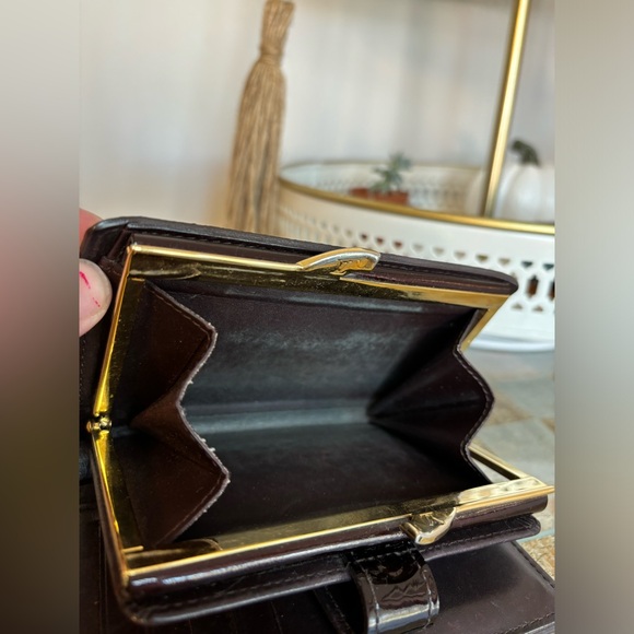 LOUIS VUITTON EGGPLANT VERNIS KISS LOCK MEDIUM WALLET - Picture 7 of 12